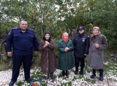 Полицейские помогли выбраться из леса трем заблудившимся пожилым женщинам