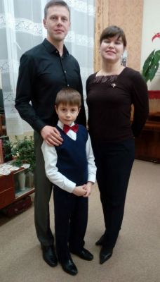 Александр и Дмитрий Алексеевы с преподавателем Александрой Домрачевой.Кто с музыкой по жизни шагает,  тот никогда и нигде не пропадет!