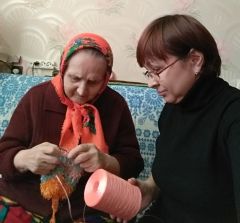 Алина Шишкина (справа) на все руки мастерица, легко научит вязанию мочалок. Фото из архива ЦСОНАлина делает людей  счастливее