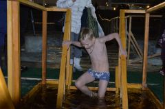 9-летний Андрей впервые решил окунуться в ледяную воду, для него это оказалось непросто.Ночь на Крещение 19 января — Крещение Господне 