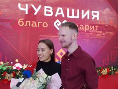 На экспозиции 25-летний Аркадий из Москвы сделал предложение своей девушке, 23-летней Ирине из Чебоксар.Чувашия сближает сердца Выставка-форум «Россия» 
