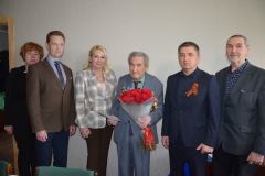 ВручениеУчастникам Великой Отечественной войны вручили юбилейные медали "В память о 555-летии города Чебоксары" 9 мая 