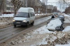 Забытые автомобили по ул. Первомайской. Фото Валерия БАКЛАНОВАНе оказаться бы в плену снежной стихии Зимние дороги 