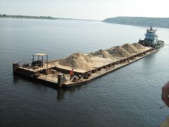 На завод песок доставляют с трех месторождений на Волге собственным флотом.  Фото из архива предприятияНа песке не строят, без него тоже