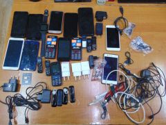 Спрятанные 18 сотовых телефонов и комплектующие к нимВ новочебоксарскую ИК-6 пытались провести телефоны в песке. Нашли, накажут