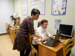 Первые шаги в виртуальном мире помогает делать Елена Лукина. Фото автора Интернет — на службу пенсионеру!