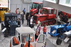 В зале представлены три десятка тракторов различных модификаций.  © Фото Анастасии Григорьевой От сохи  до трактора будущего музей трактора фоторепортаж 