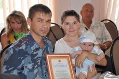 Семья Николаевых получила сертификат на земельный участок в особенный день — 8 июля — в День семьи, любви и верности.Забота о многодетных и молодых семьях