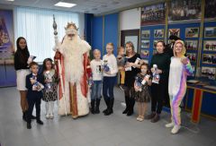 Дед Мороз из Великого Устюга встретился с детьми сотрудников МВД по Чувашии, погибших при исполнении служебного долга