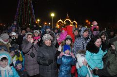 В новогоднюю ночь у сцены на Соборной площади собрались сотни новочебоксарцев.  Фото Марка КолеговаФейерверк на Соборной время отдыхать в Чувашии 