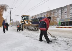 Дорожники трудились всю ночь и весь день. Фото Александра СИДОРОВАА за окном то дождь,  то снег...