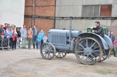 Ретро трактор-шоу состоялось во дворе. От сохи  до трактора будущего музей трактора фоторепортаж 