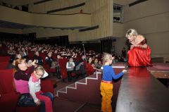 Татьяна Веденеева приглашает детей на сцену.В борьбе с болезнью  помогают куклы (видео) Татьяна Веденеева Палитра событий 