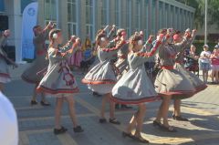 Танец мордовских девушек “Киштима” хореографиче­ской студии “Зеркало” (село Порецкое).Мы как радуга, разные и дружные День России 