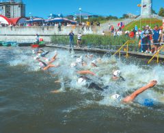 Юношеская сборная стартовала с набережной Чебоксарского залива. Фото с сайта cap.ruТриатлон на набережной Триатлон 