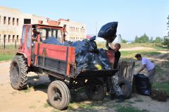 Мусора набралось на четыре трактора. Фото Валерия БАКЛАНОВА.Всем городом — против мусора!