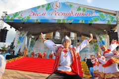 Звонкие песни, чудо-мастера и яркие фейерверки  День Республики-2012 