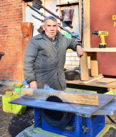 Нужные работники — столяры и плотники. Фото Валерия БАКЛАНОВАРабота найдется  и для пенсионера занятость 