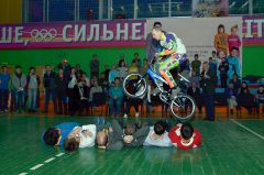 Дмитрий Белянин демонстрирует виртуозный прыжок. Фото Валерия БаклановаГотовы крутить педали  и днем и ночью велосипед велобал фоторепортаж 