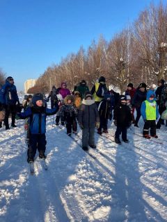 Без лыжных палок, но с родительской поддержкой  малыши тоже преодолевали свою сотню метров.На трассе самые морозоустойчивые Лыжня России-2024 