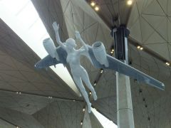 Эта скульптура украшает зал ожидания аэропорта Пулково в Санкт-Петербурге. Фото автораАнгелы в пути Тропой туриста 