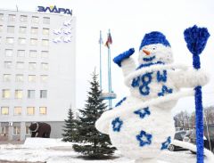 "Элара" в Чебоксарах украсила вход на завод новогодней скульптурой - танцующим Снеговиком