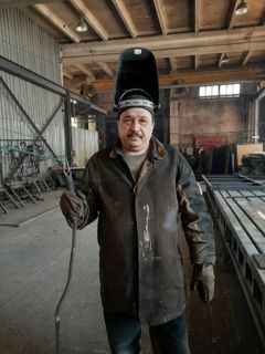 Электросварщик Сергей Малышев  умеет создавать формы из металла.Фотопроект "Папа может"