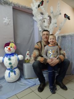 Фотозона группы Цветик-семицветик (Юрий Балеевских с сыном Георгием).Селфи в сказке Эхо праздника 