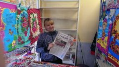 Светлана Ефремова со свежим номером газеты “Грани”. Фото автора“Грани” – двигатель торговли