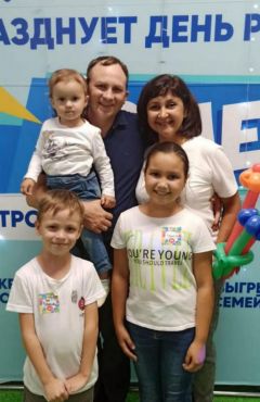 Андрей и Татьяна Григорьевы с младшими детьми Лизой, Пашей и Настей: “Мы помогаем друг другу, поддерживаем в любых начинаниях”.И тут началась сладкая жизнь хобби 