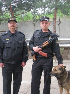 Е.Софронов и Л.Тамуков. Фото автораПод надежной охраной