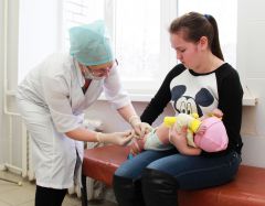 Одним из важных направлений в борьбе с заболеваниями органов дыхания в Новочебоксарском медицинском центре является профилактика, в том числе вакцинация малышей до 2 лет от пневмококковой инфекции, а также сезонные прививки детей от гриппа. Дыши со мною, дыши 2016 - Год борьбы с болезнями органов дыхания 