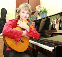 Лариса Романова с гитарой-подругой.  Фото Марии СмирновойС гитарой по жизни Призвание 
