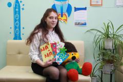 Мастер-классы для детей по выходным в “Гагаринке” проводит молодой библиотекарь Александра Павлова.За книгой и сегодня встают в очередь библиотека чтение 