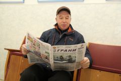 Владимир Шорников каждое утро начинает с газеты.  Фото Марии СМИРНОВОЙСодержание — на пять!
