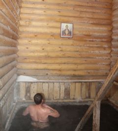 Фото Максима БоброваУ каждого человека свои мотивы,  по которым он окунается 19 января — Крещение Господне 