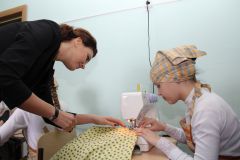 Алена Аршинова оценивает работу начинающей швеи. Фото Марии СМИРНОВОЙКопить добро! Благотворительность 