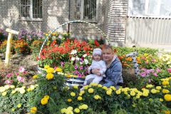 Светлане Ефремовой и ее дочке Кире нравятся яркие цветы.  Фото Марии СМИРНОВОЙЦелая  корзина цветов Самые красивые клумбы Новочебоксарска 