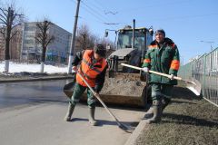 На уборке городских дорог трудятся Виталий Кипятков  и Александр Лапин. Люди — главная сила ООО “Благоустройство” 