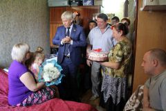 Высокие гости посетили семью Бондаренко. Фото Марка КолеговаНе остались в стороне Беженцы из Украины 