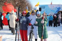 Велодвижение и лыжный спорт схожи по сути и по настроению спортсменов.На трассе самые морозоустойчивые Лыжня России-2024 