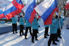 Россия – спортивная держава: патриотический настрой зимнему празднику задали волонтеры.На трассе самые морозоустойчивые Лыжня России-2024 