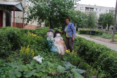 Ангелина Любимцева и ее клумба. Фото Марка КОЛЕГОВАКлумбы нашего двора Самые красивые клумбы Новочебоксарска 