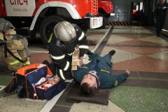 Тренировка по оказанию первой медицинской помощи.На дежурстве с огнеборцами. 30 апреля — День пожарной охраны  День пожарной охраны 