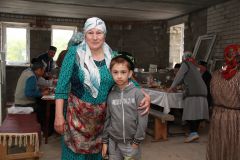 Алмаз Мухарьямов с бабушкой. Фото Марии СМИРНОВОЙ С молитвой о мире традиции 