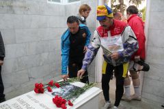 Цветы на могилу космонавта возложили участники велопробега. Фото Марии СМИРНОВОЙДень рождения космонавта