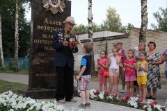 Афанасию Васильеву дети вручили цветы.  Фото Марии СМИРНОВОЙ Гори, свеча памяти!