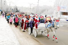 Более 4,5 тысяч новочебоксарцев приняли участие в шествии Дедов Морозов. Фото Марии СМИРНОВОЙ Морозный праздник настает