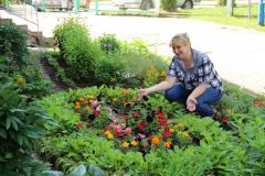 Заместитель заведующей детским садом Милеуша Хайртдинова демонстрирует красоту двора. Фото Инны АНДРЕЕВОЙДушу  отдает цветам Самые красивые клумбы Новочебоксарска 