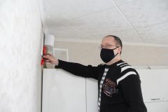 В квартирах Николай Николаев проверяет работу вентиляционной системы.“УК ЖКХ” в светло- бирюзовых тонах